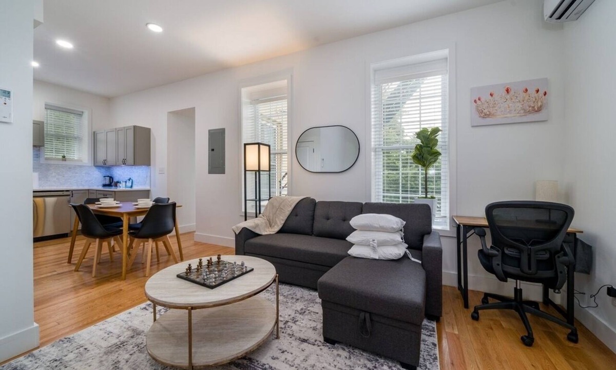 Corn Hill Apartment | Cornhill 2BDRM-HighFall+EquippedKitchen+Wi-Fi