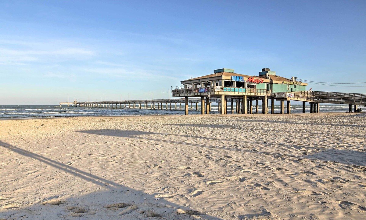 Corpus Christi Apartment | Corpus Christi Condo - Walk to Whitecap Beach!