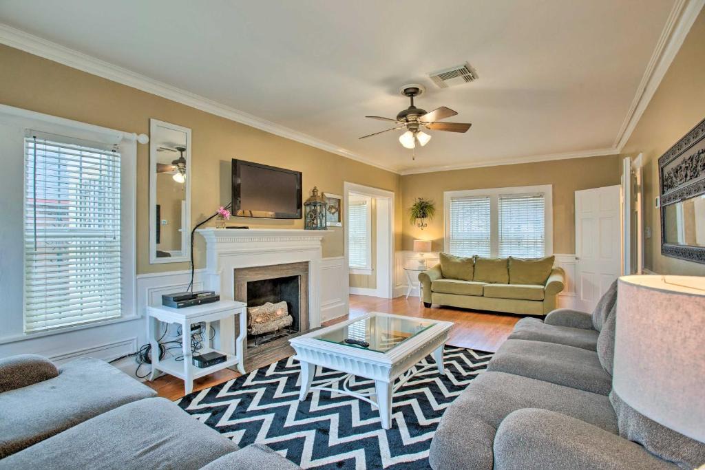 Del Mar House | Corpus Christi Home w/Pool & Hot Tub: Walk to Bay