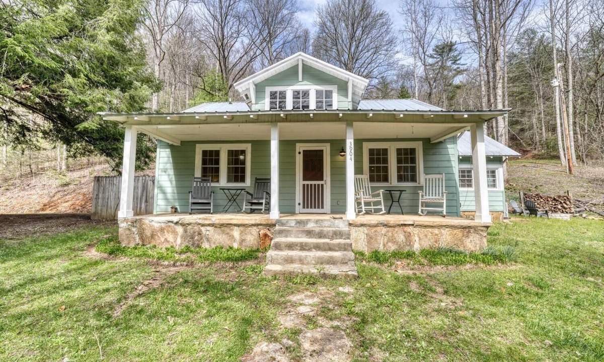 Hayesville Cabin | Cottage in the Country by Chatuge Home Concierge | Secluded Farmhouse Retreat on 11 Acres | Creek, Firepit & Mountain Serenity