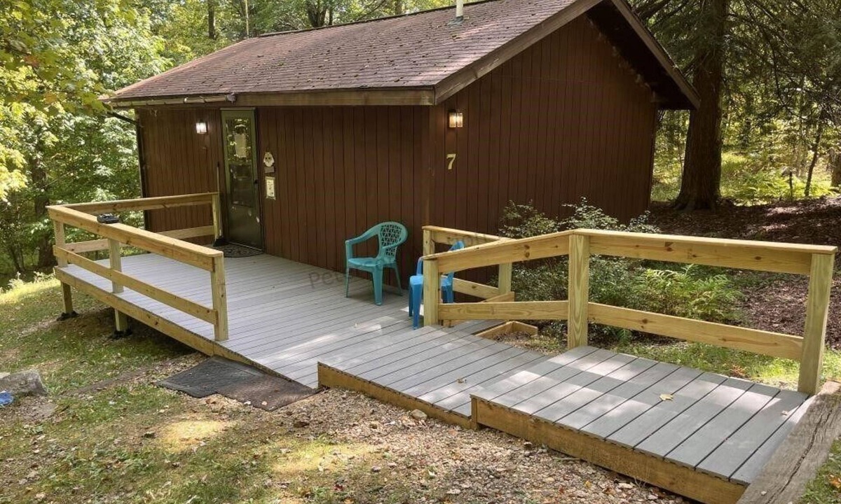Russell Cabin | Cozy 1 bedroom Pet Friendly Cabin in Scandia