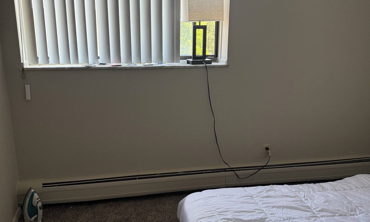 Mayfield Heights Apartment | Cozy 1 bedroom in a 2 bedroom apartment in charming Mayfield Heights.