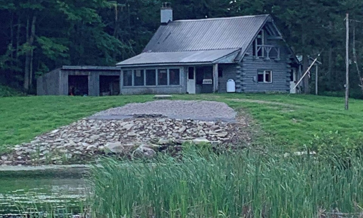 South Rutland Cabin | Cozy 2-bedroom cabin in beautiful Montague, directly on the trails