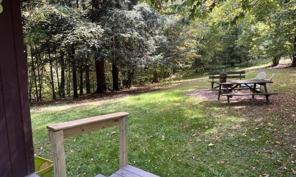 Russell Cabin | Cozy 2-Bedroom Pet-Friendly Cabin – Fully Stocked & Ready for Your Getaway