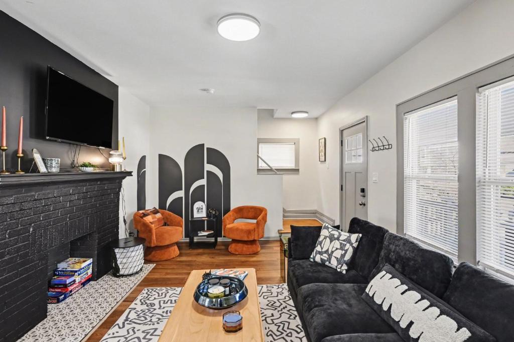 West Columbus House | Cozy 2BR Near Ohio State - Private Yard - Parking