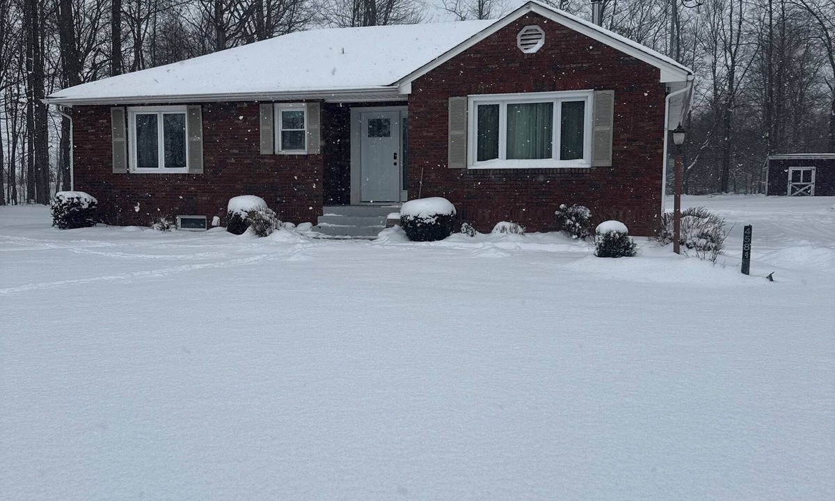 Hadley House | Cozy 3-bedroom bungalow in quiet Stoneboro. 1 mile off 79.
