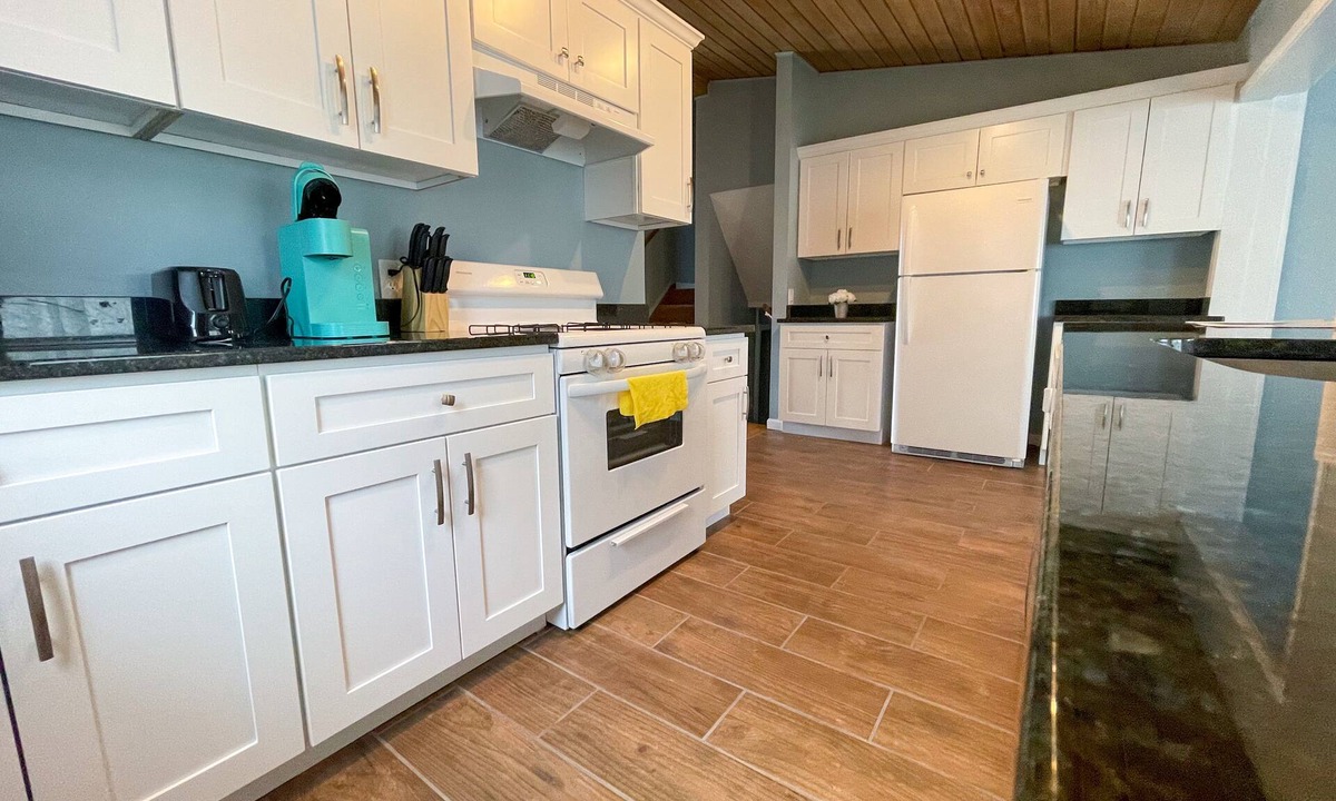 Elyria House | Cozy 3 bedroom house in a nice neighborhood