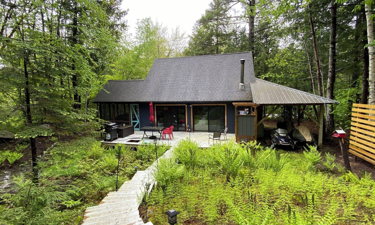 Bridgton House | Cozy 3 BR house in Bridgton, steps from Moose Pond; 3 min drive to Pleasant Mtn