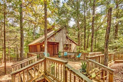 Van Zandt County House | Cozy and Comfortable Kid-Friendly Cabin Rental for a Memorable Family Getaway Nestled in the Serene Forest in Ben Wheeler, Texas