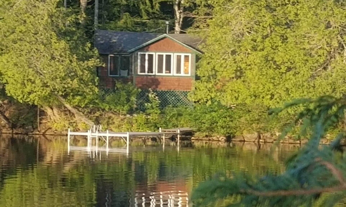 Readfield Cabin | Cozy and Secluded 1-Bedroom Cabin on Echo Lake