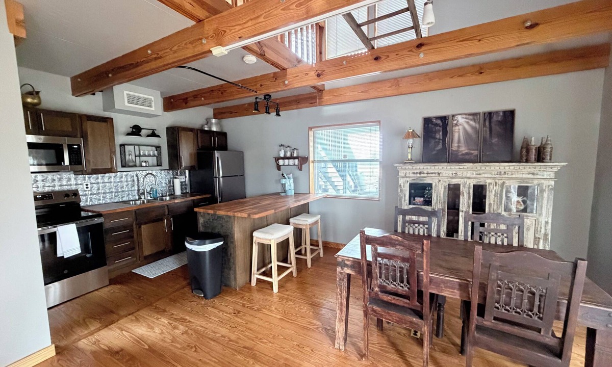 Van Buren Cabin | Cozy and stylish cabin on the outskirts of Van Buren, AR - 1 bed, full laundry!