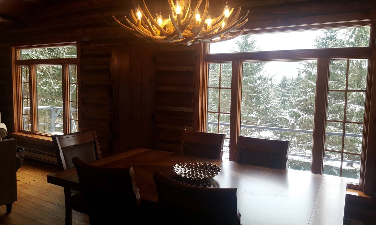 Ellicottville Cabin | Cozy authentic log cabin home minutes from Holimont/Holiday Valley.