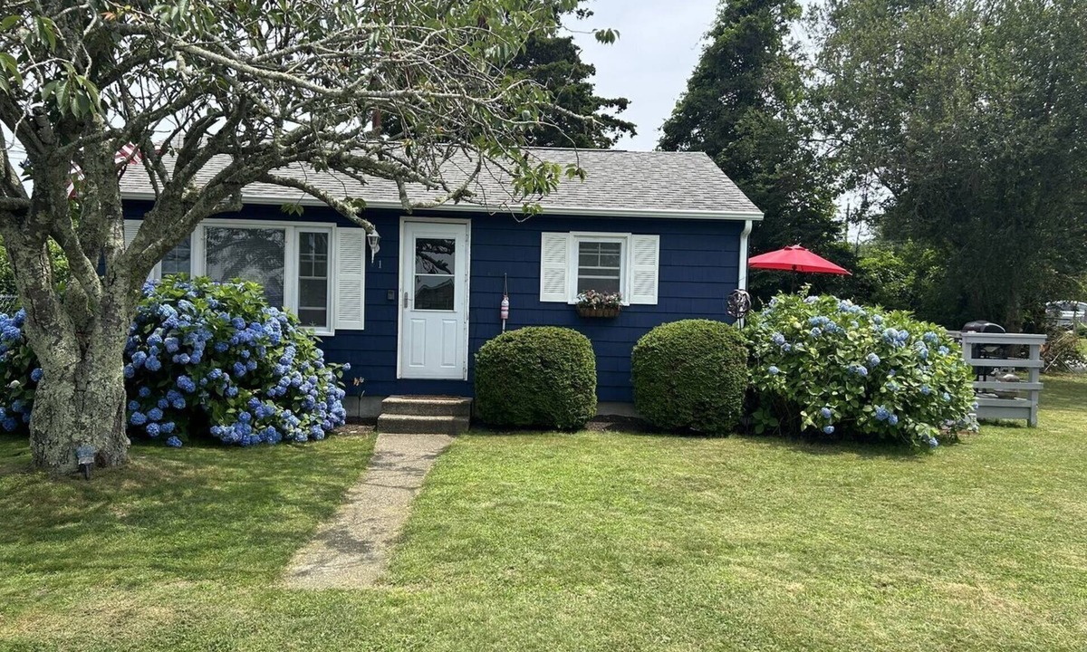 Narragansett Cottage | Cozy Beach Cottage-Enjoy access to sandy beaches, local seafood, BI ferry&all Narragansett offerings