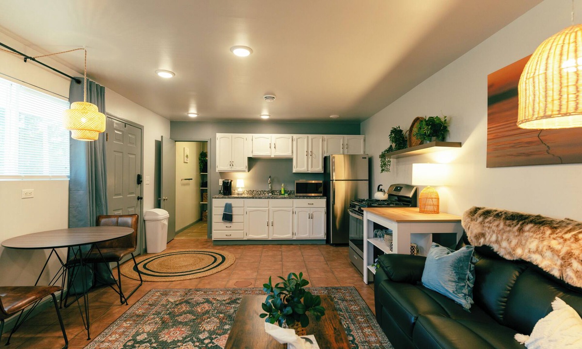 Conneaut Lakeshore Apartment | COZY, BEAUTIFUL APARTMENT AT AVANTI COVE