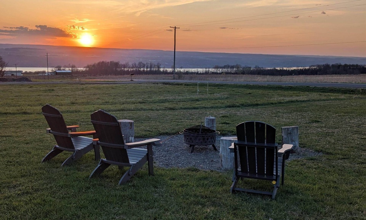 Hector Cabin | Cozy Cabin Lake + Vineyard View Wineries 2