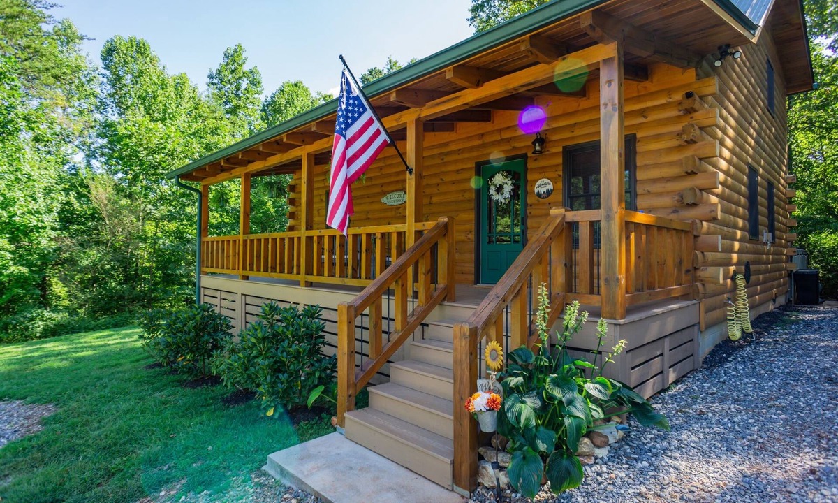 Cleveland Cabin | Cozy Cabin Minutes to Helen and best hiking trails in the area! Pet Friendly!