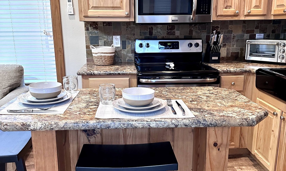 Lindale Cabin | Cozy cabin on the edge of the woods yet close to downtown Lindale.