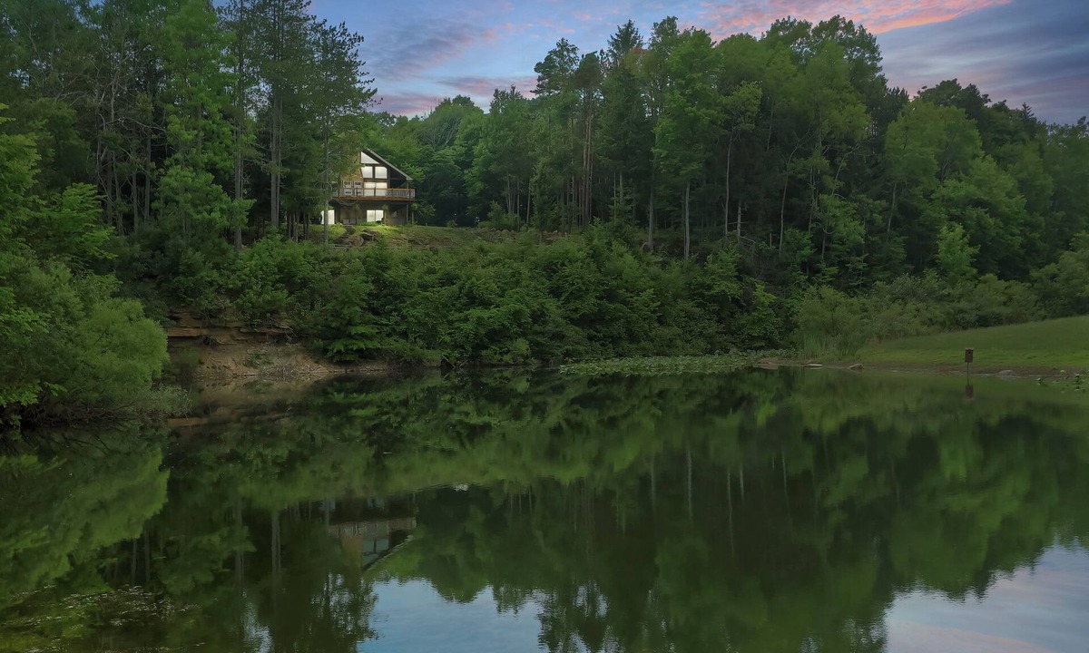 Branchton Cabin | Cozy cabin retreat with private lake