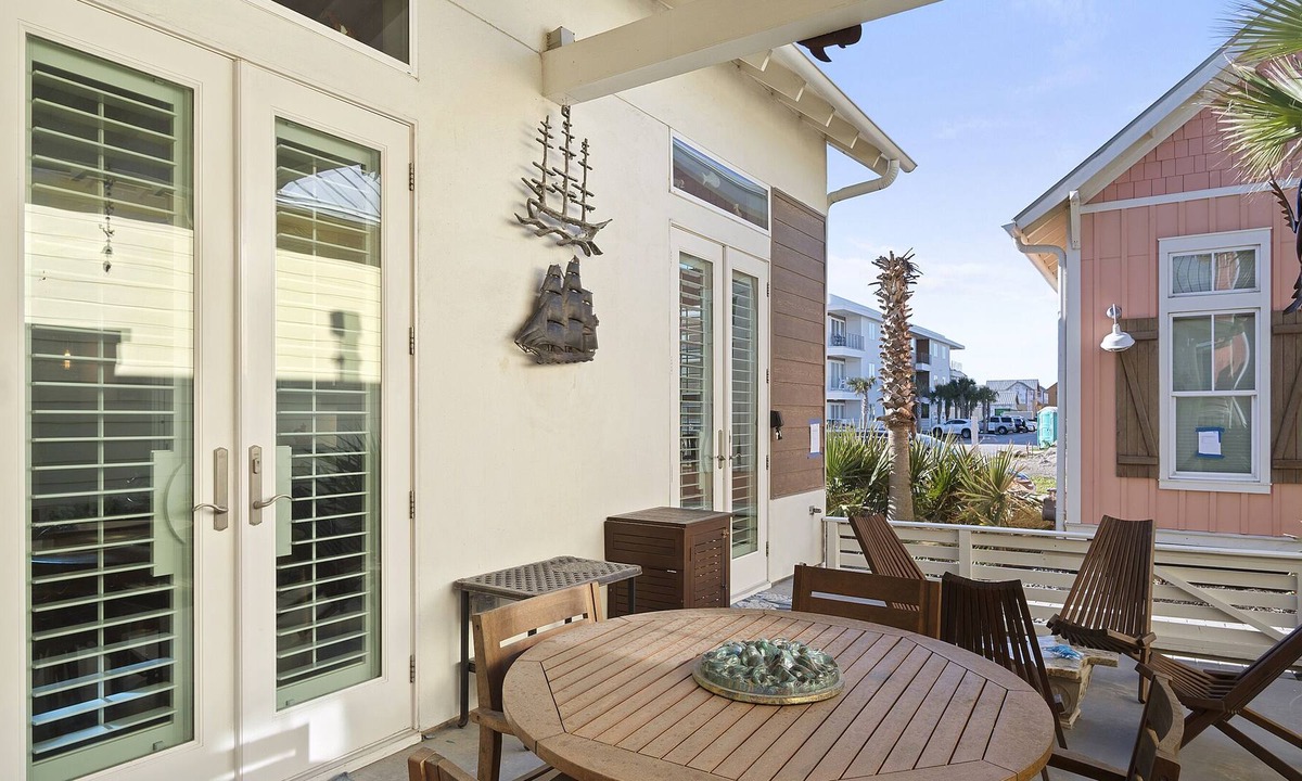 Port Aransas Cabin | Cozy cabin w. community pool + wet bar