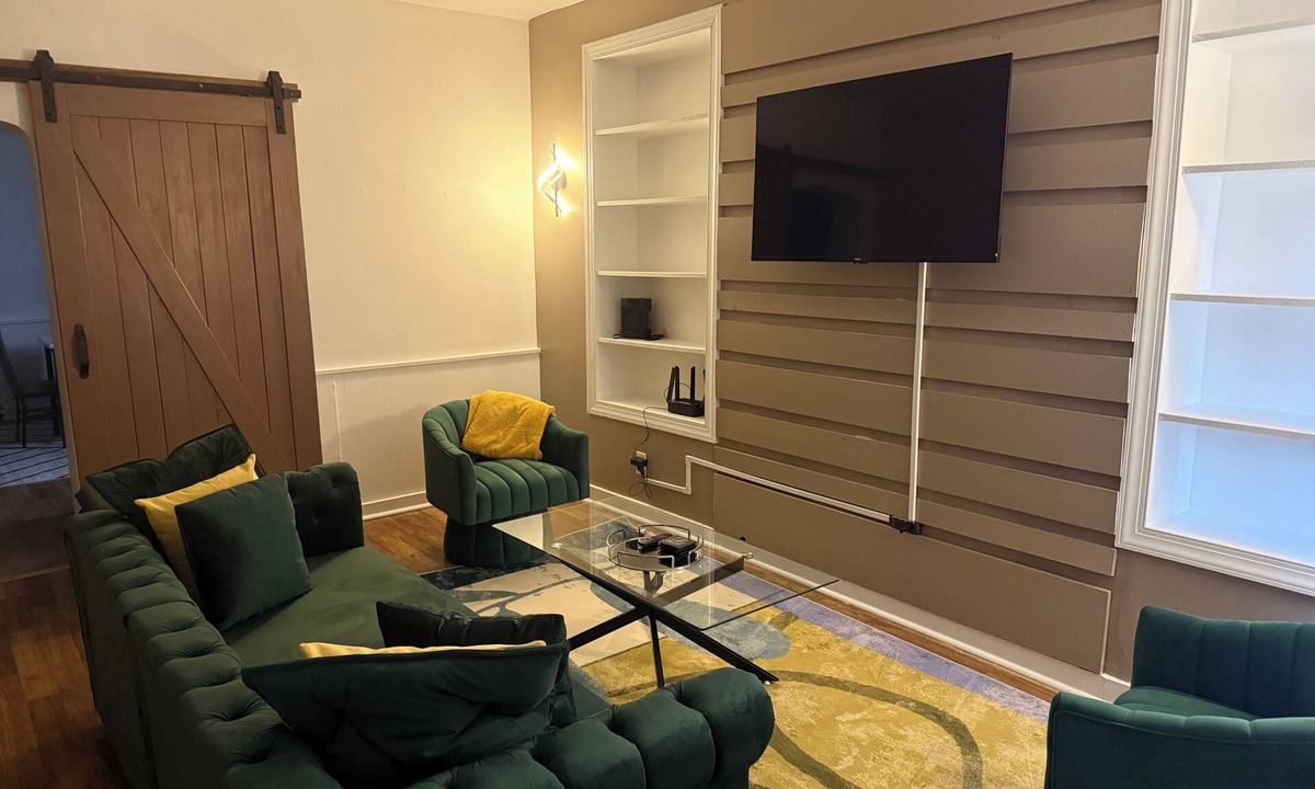 South Side Flats House | Cozy Centralized 3bd 2bath House w/Free Parking