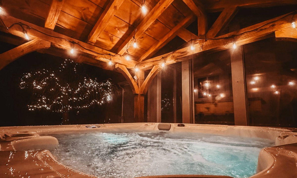 Gansevoort House | Cozy Cottage near Saratoga Springs with covered Hot Tub