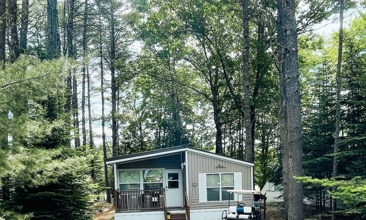 South Casco House | Cozy cottage on the 9th fairway at Point Sebago