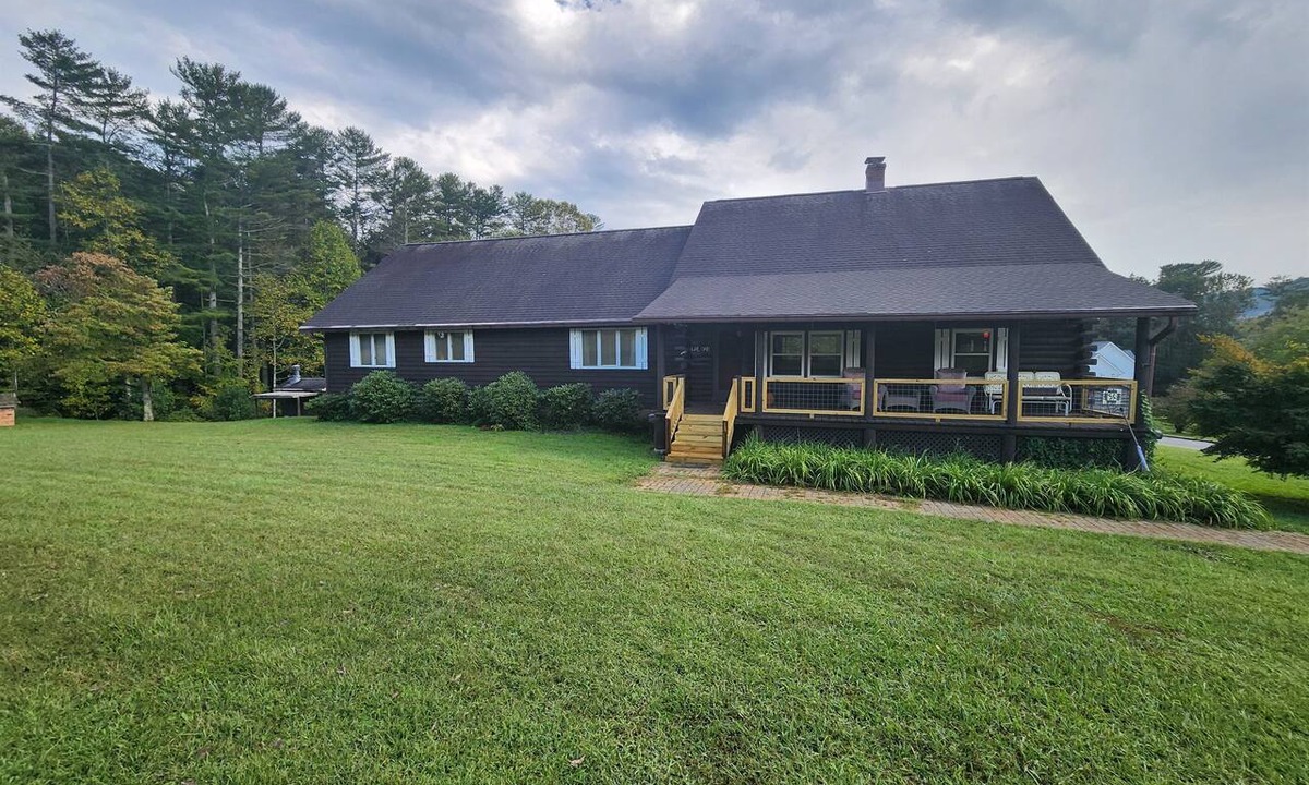 Hendersonville Cabin | Cozy Country Retreat with Fireplace, Covered Porch