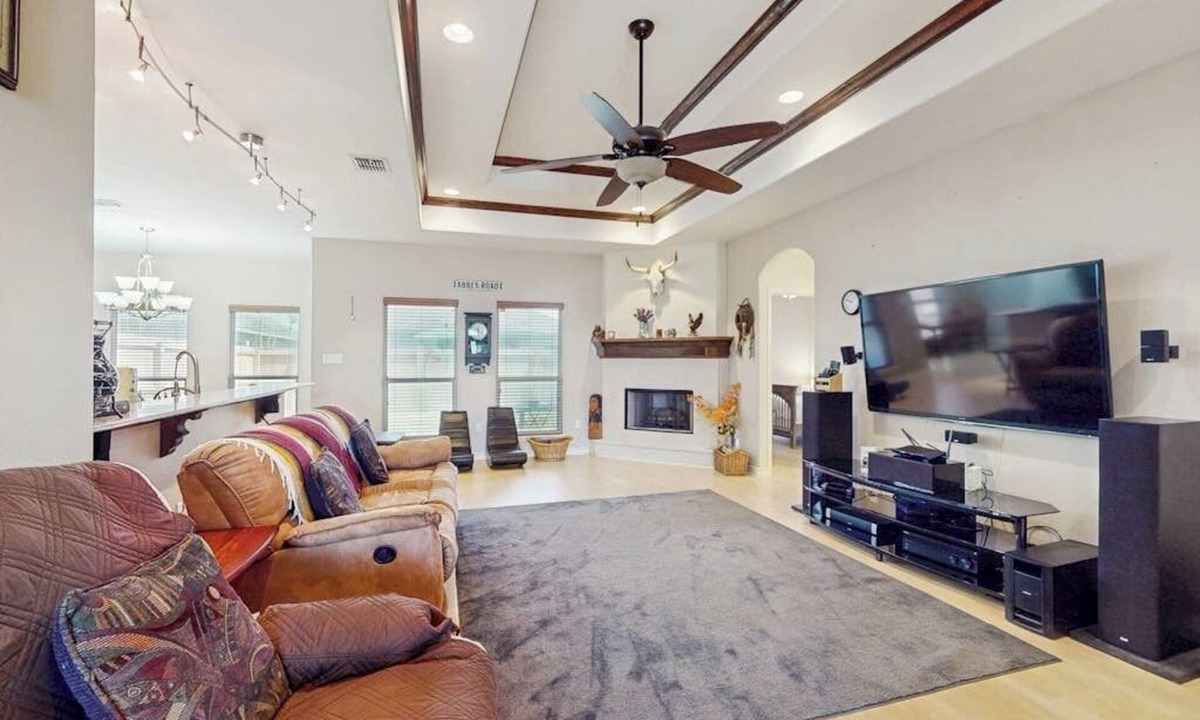 South Side House | Cozy dog-friendly home w fenced backyard & close to restaurants - steps to sand