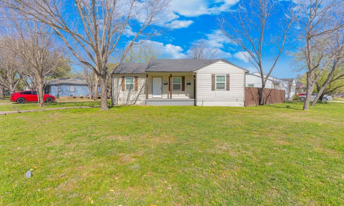 Grand Prairie Apartment | Cozy entire 1-bedroom apartment in charming Grand Prairie with yard