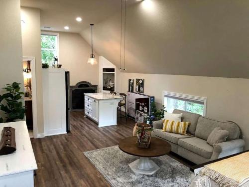 Siloam Springs House | Cozy Farmhouse Loft Retreat with Garage & Scenic Views in Siloam Springs, Arkansas