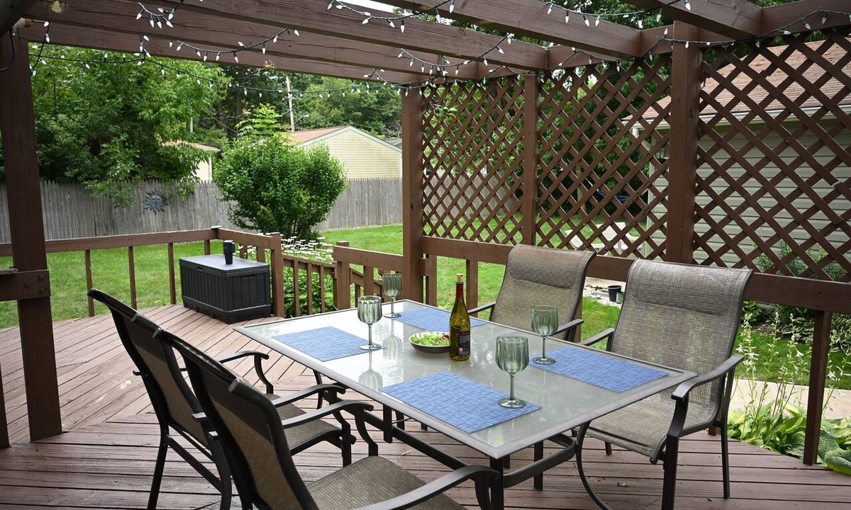 Lake Breeze Park House | Cozy Getaway in Madison- Near Lake, Wineries, and the Strip
