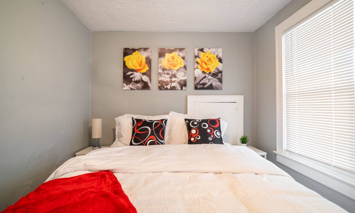 Barberton House | Cozy Home Close to Cuyahoga, Portage Lakes, University, and Hospital