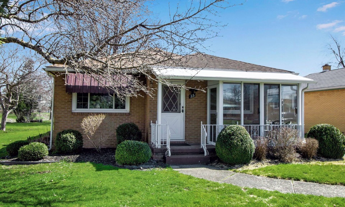 Cheektowaga House | Cozy home in Buffalo suburb with, Air Cond, 3King Beds, Wi-Fi&Free Parking