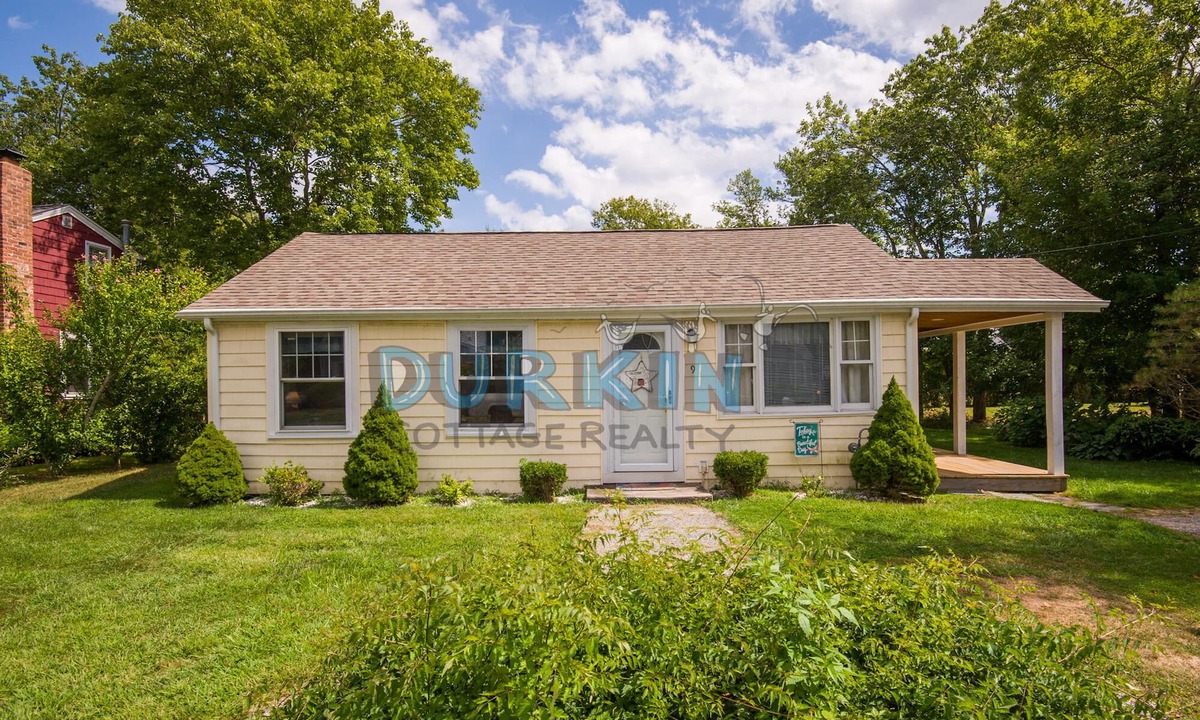 Narragansett House | Cozy Home, Lots of Light, Three Blocks from Beach