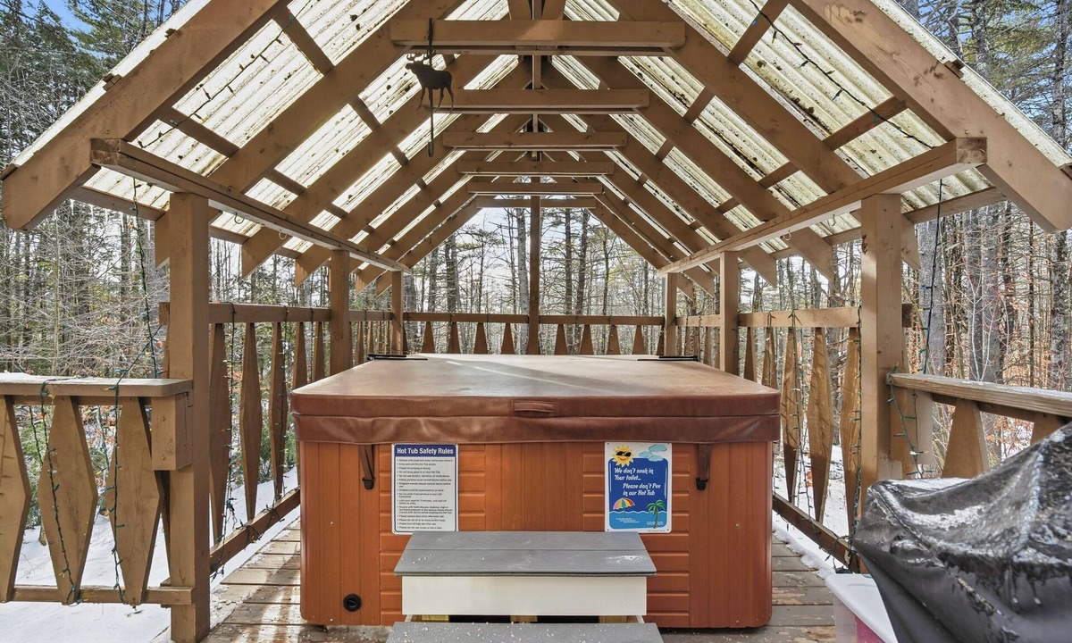Bridgton Cabin | Cozy Hot Tub Cabin Near Pleasant Mountain Sleeps 8 Family-Friendly