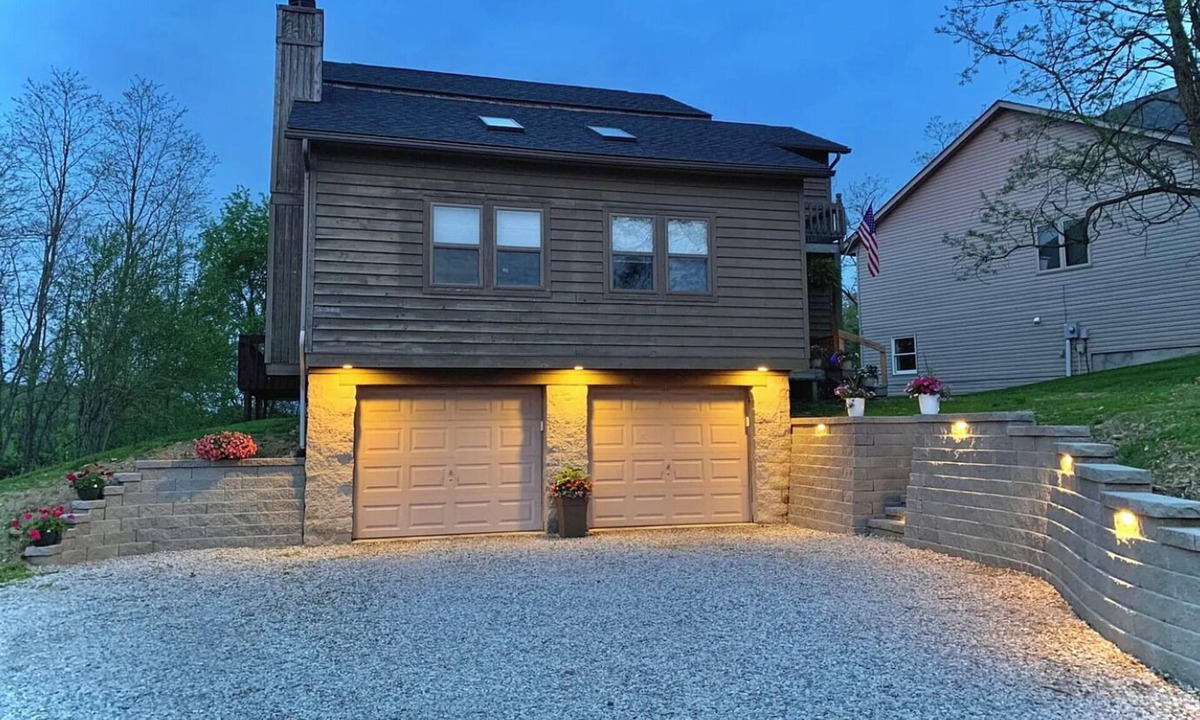 Howard House | Cozy House on the Hill- Howard, OH