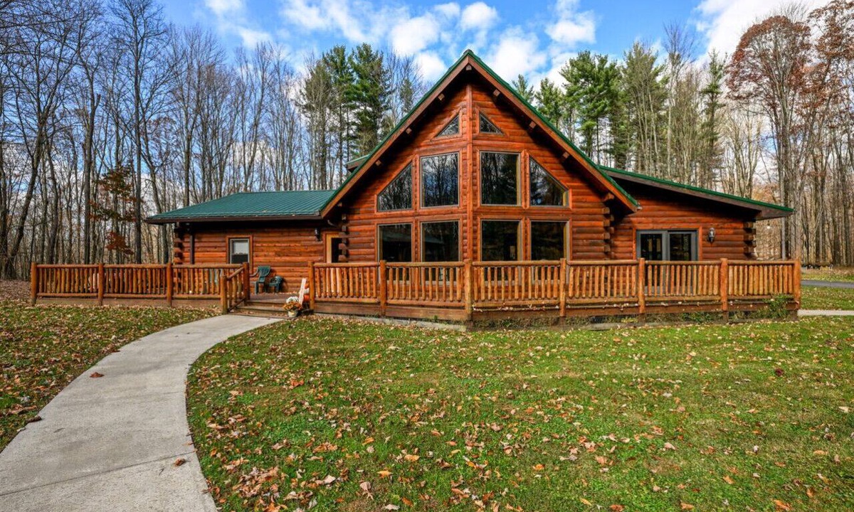 Kinsman Cabin | Cozy Kinsman Cabin in the woods w/Hot Tub