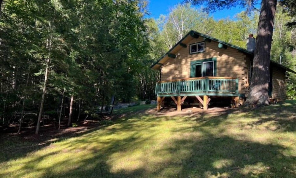 Sherman Station Cabin | Cozy Lakefront Log Cabin