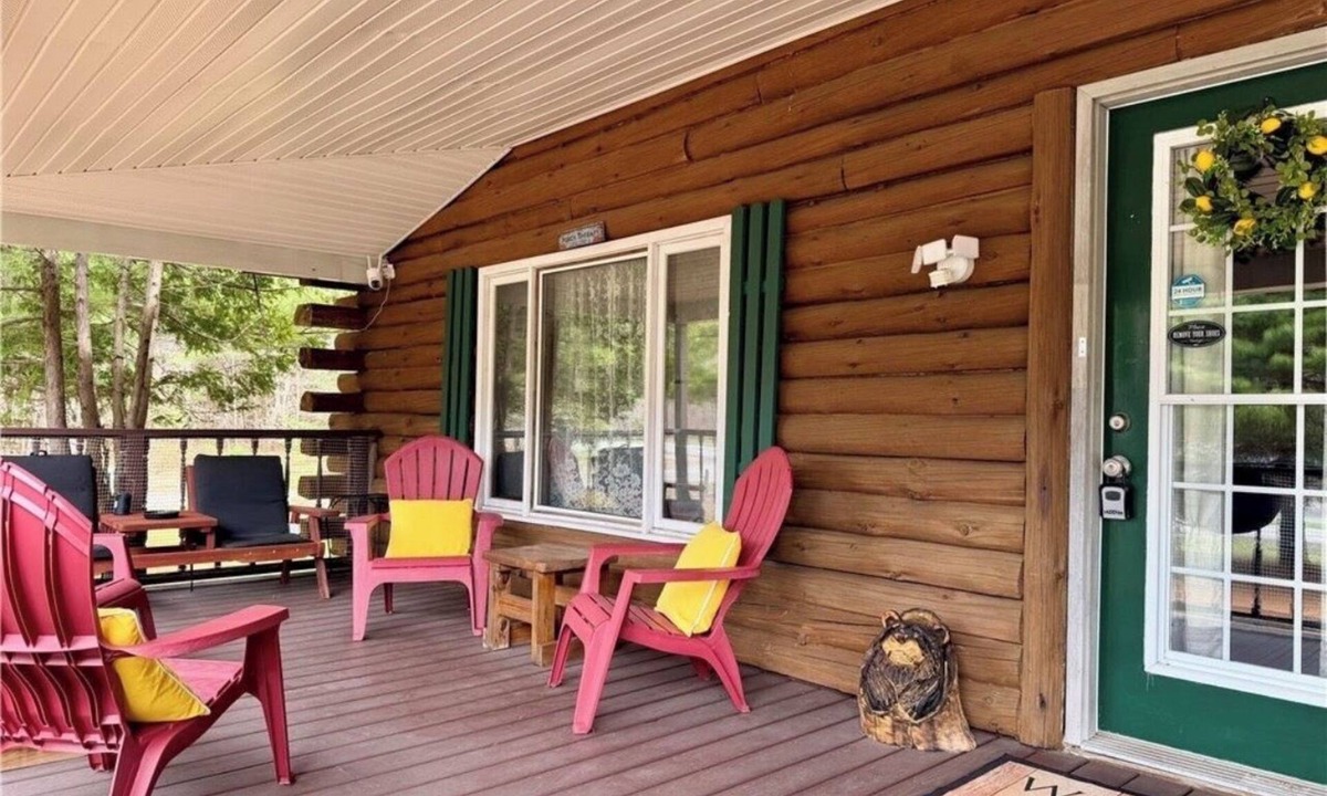 Forestport Cabin | Cozy Log Cabin close to Old Forge and Boonville. Great for small families!