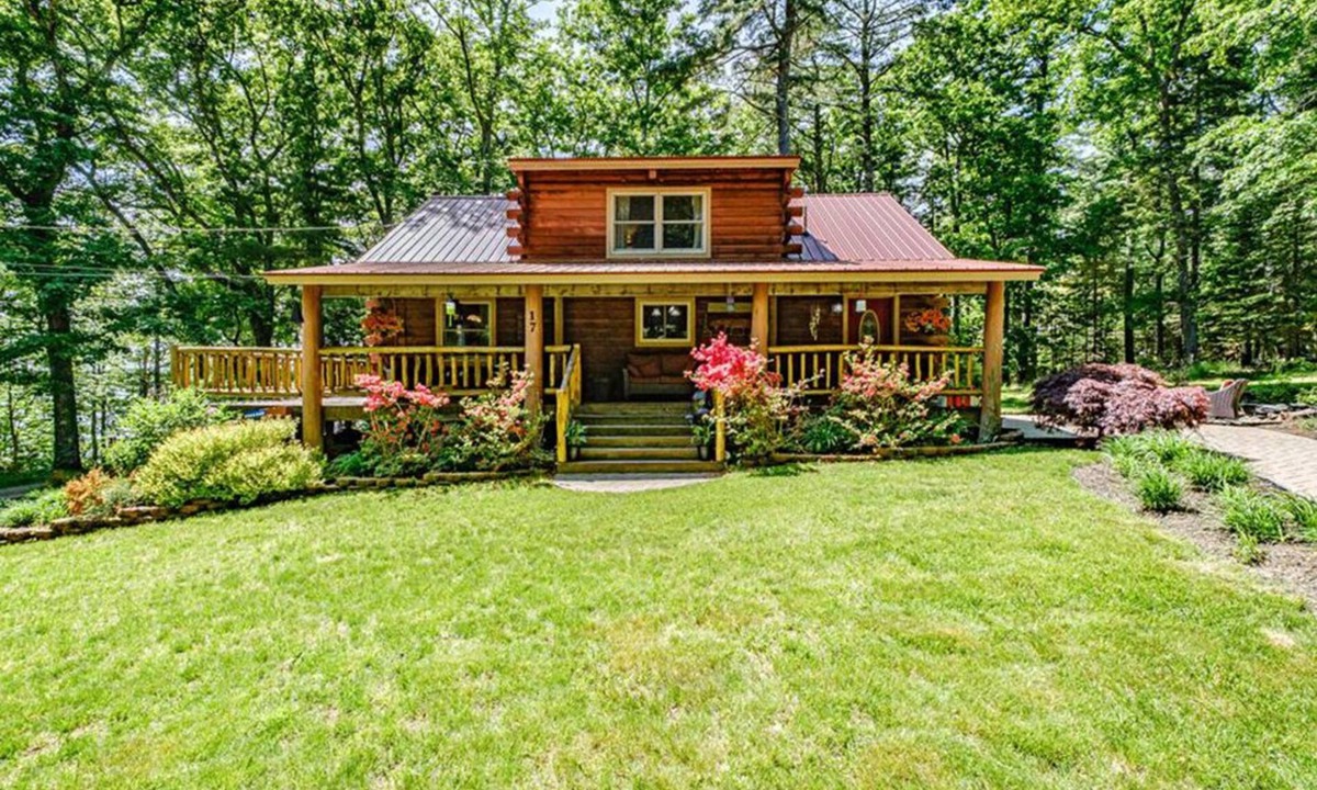 West Bath Cabin | Cozy Log Cabin: Woods on the Water