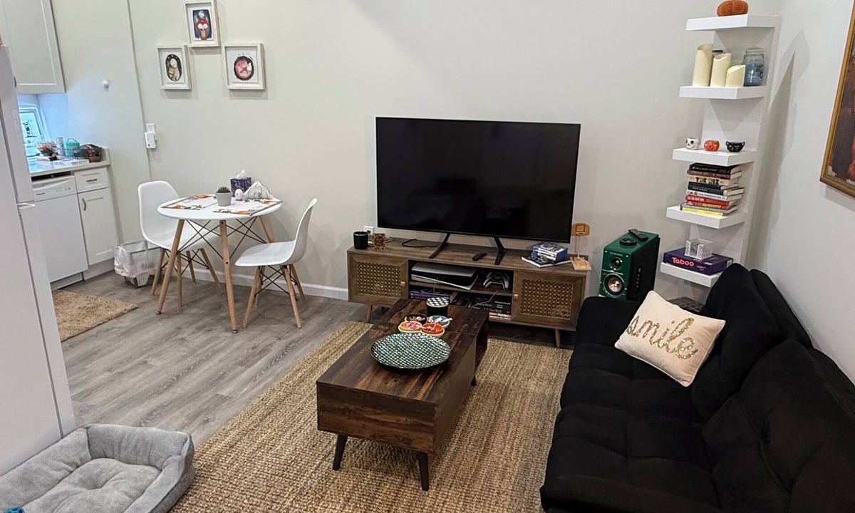 Centereach Apartment | Cozy Modern Gateway