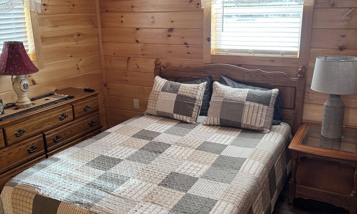 Fort Kent Cabin | Cozy Northern Maine Cabin -Near Snowmobile-Wifi-Full Kitchen