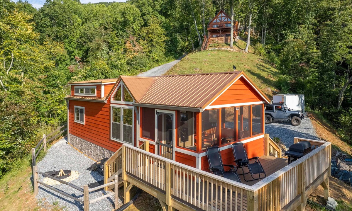 Whittier Cabin | Cozy on a Cloud-Covered Screened Porch - Fire Pit - Mountain View -4WD-AWD