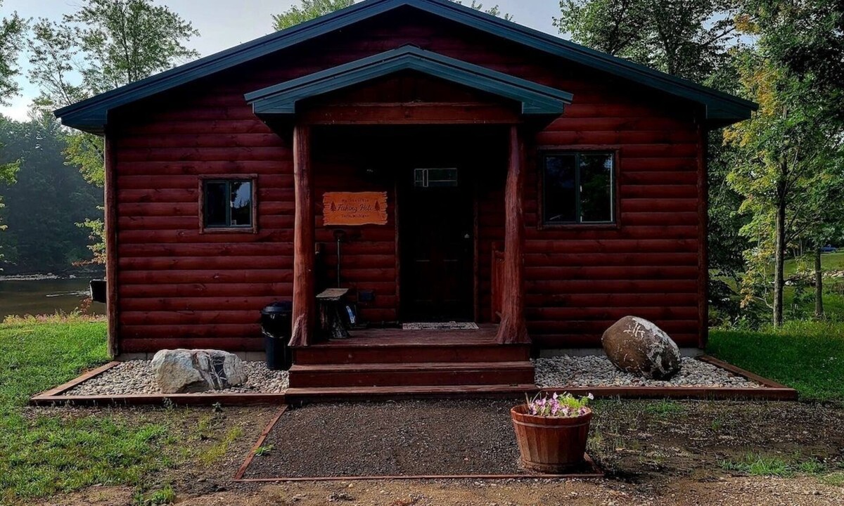 Paris Cabin | Cozy Riverfront Fish Cabin