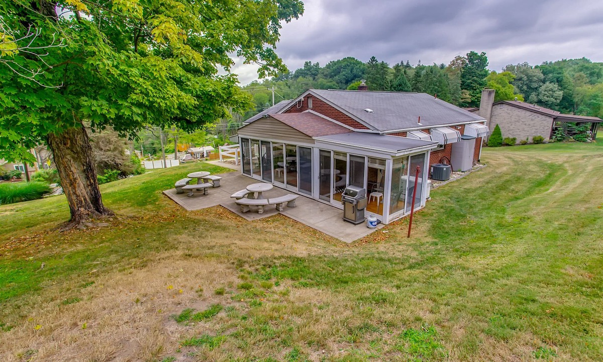 Plum House | Cozy Rural Country Retreat side Home Close to Pittsburgh!