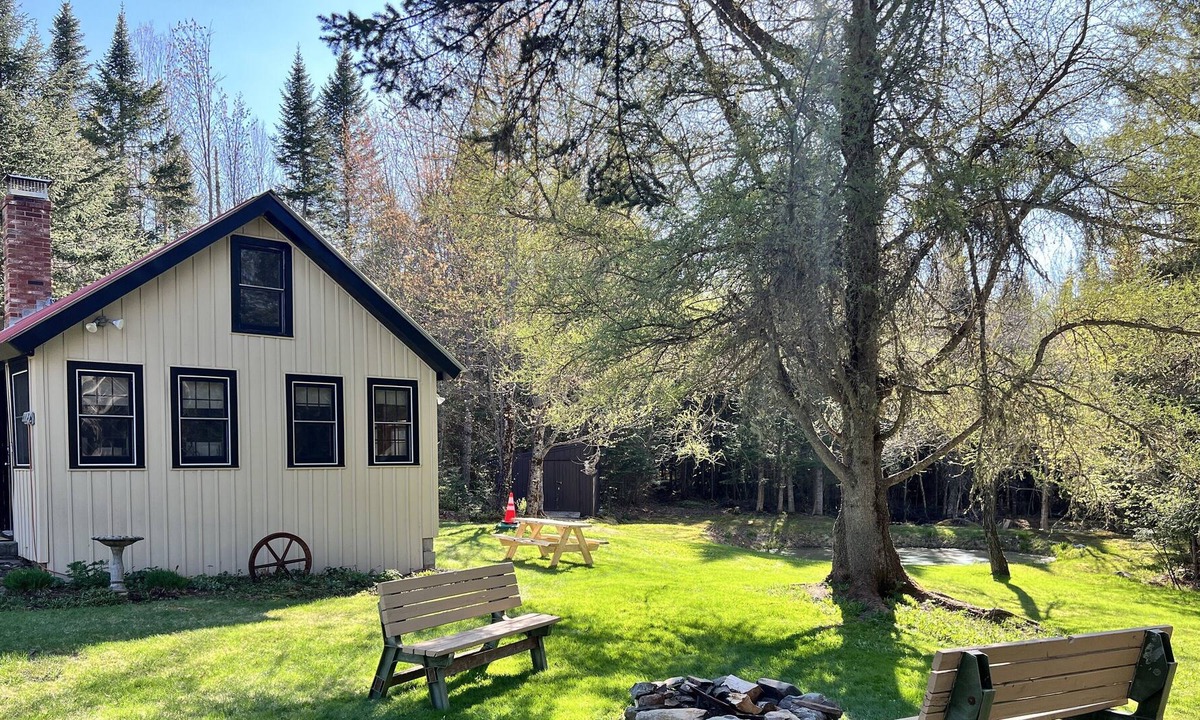 Pittsburg Cabin | Cozy Rustic Cabin in the Heart of Pittsburg w/ Trail Access