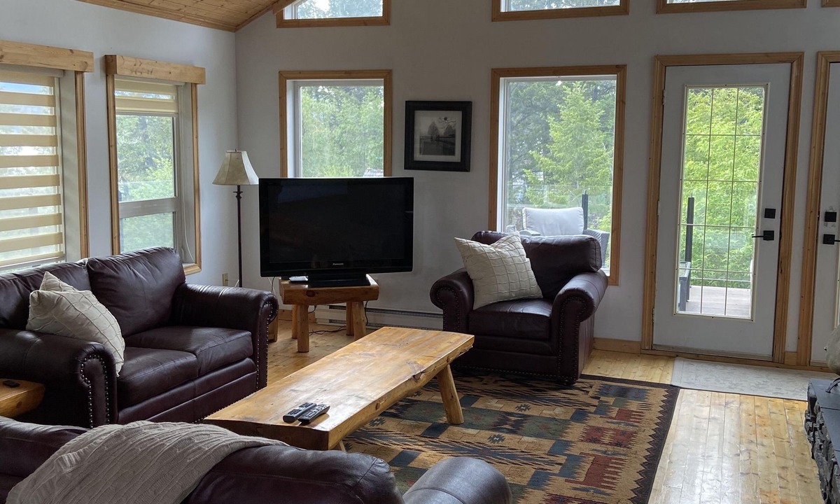 Windermere Cabin | Cozy Rustic Lakefront Family Cabin on Lake Windermere