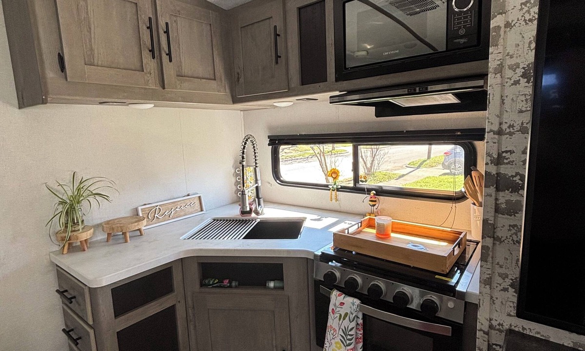 Dallas House | Cozy RV in Serene Dallas with AC with a private room and 2 bunk beds plus one