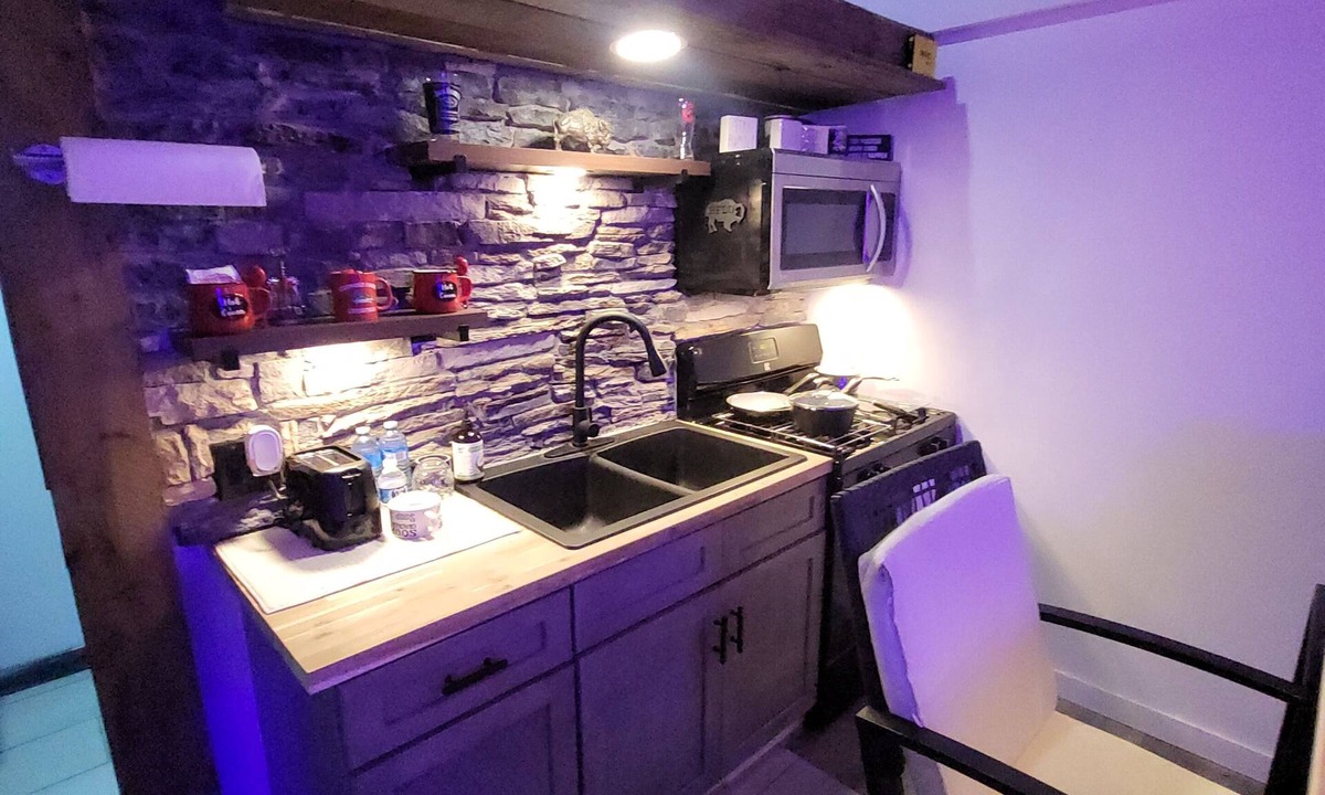Town of Aurora Apartment | Cozy studio with indoor hot tub