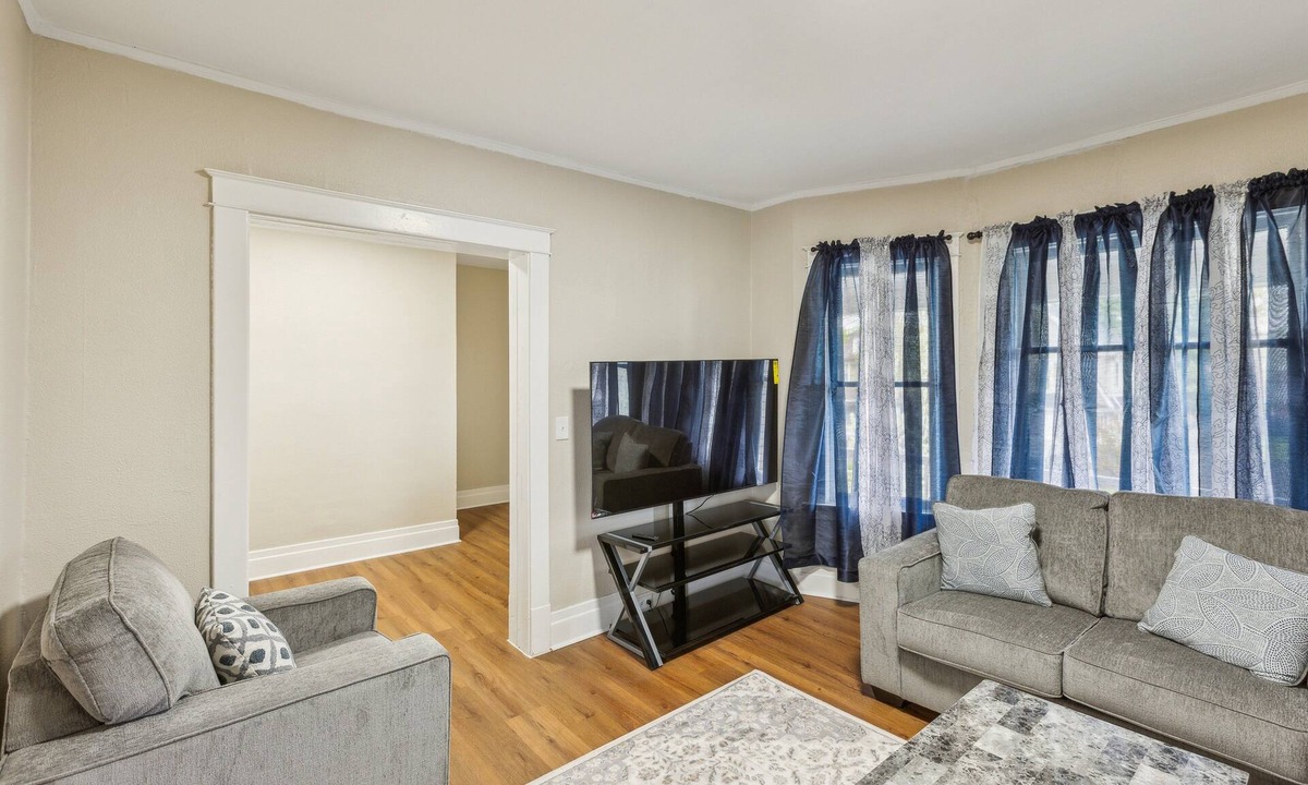 Downtown Niagara Falls Apartment | Cozy Upper Flat Minutes From Niagara Falls 3 Bedroom Apts